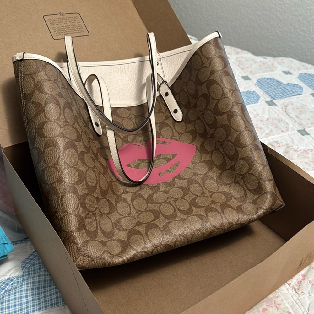 Coach reversible tot